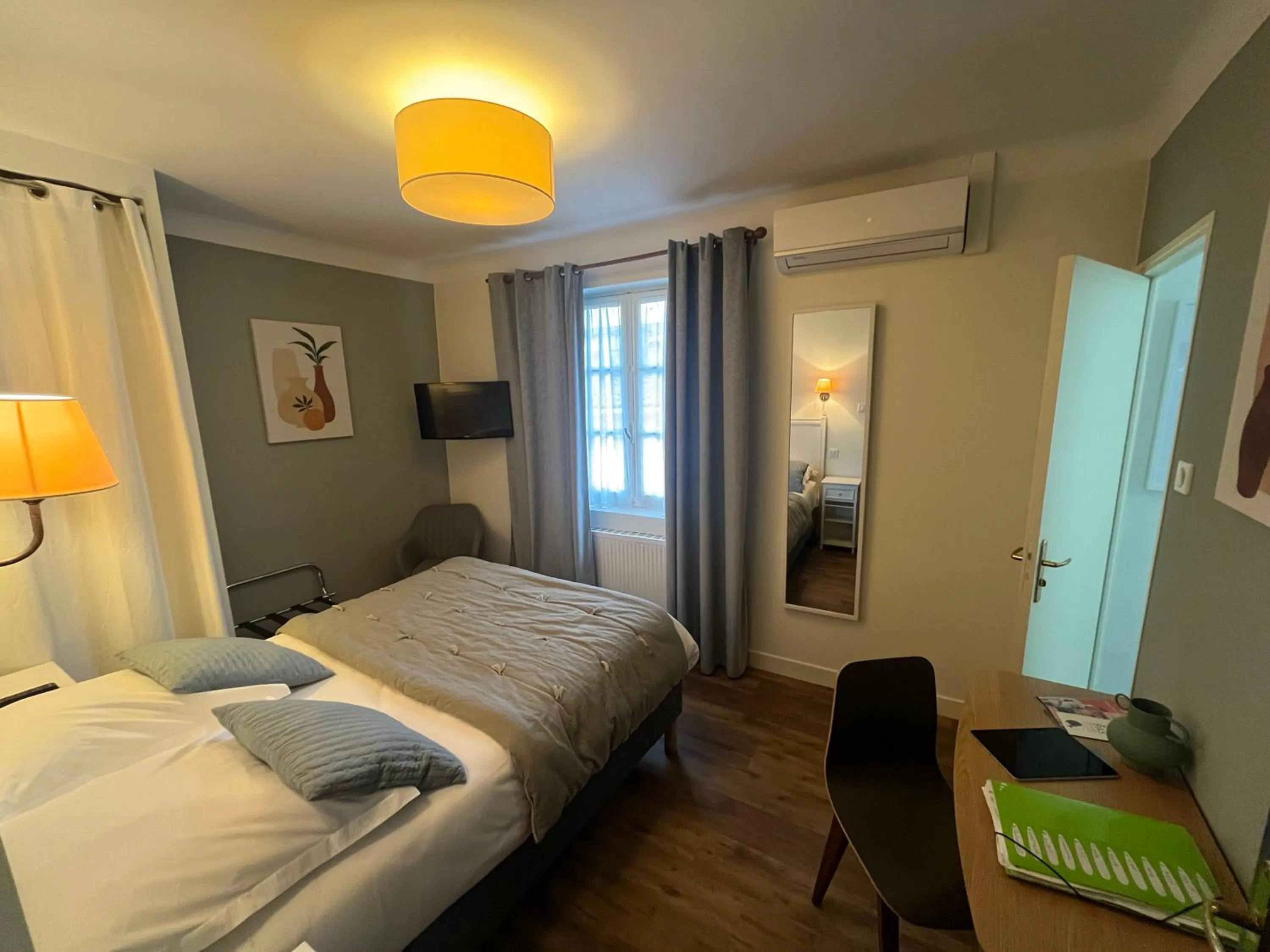 View (from property/room), Bed in Le Clos d'Orange - Hotel & ville de Provence