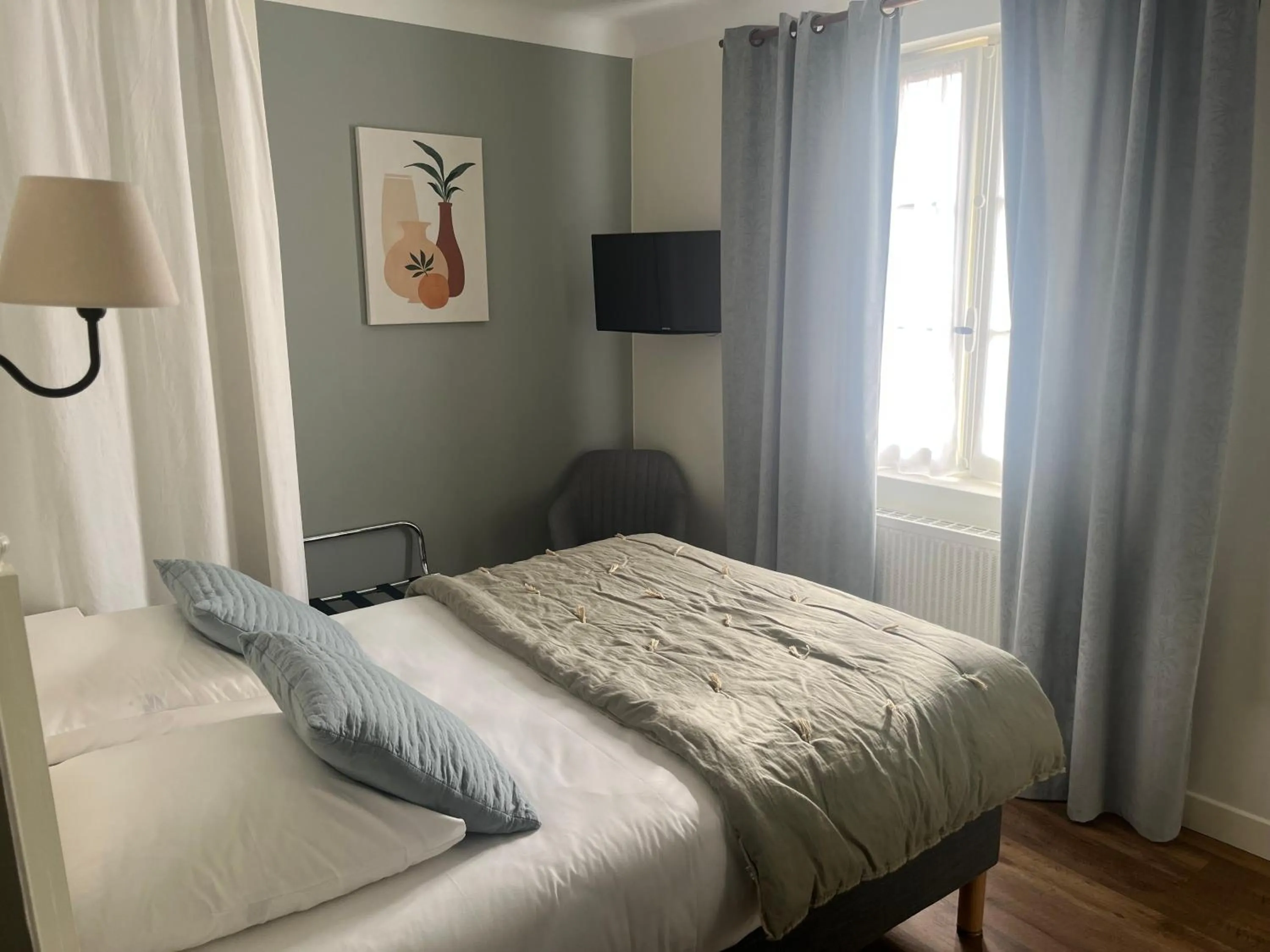 View (from property/room), Bed in Le Clos d'Orange - Hotel & ville de Provence