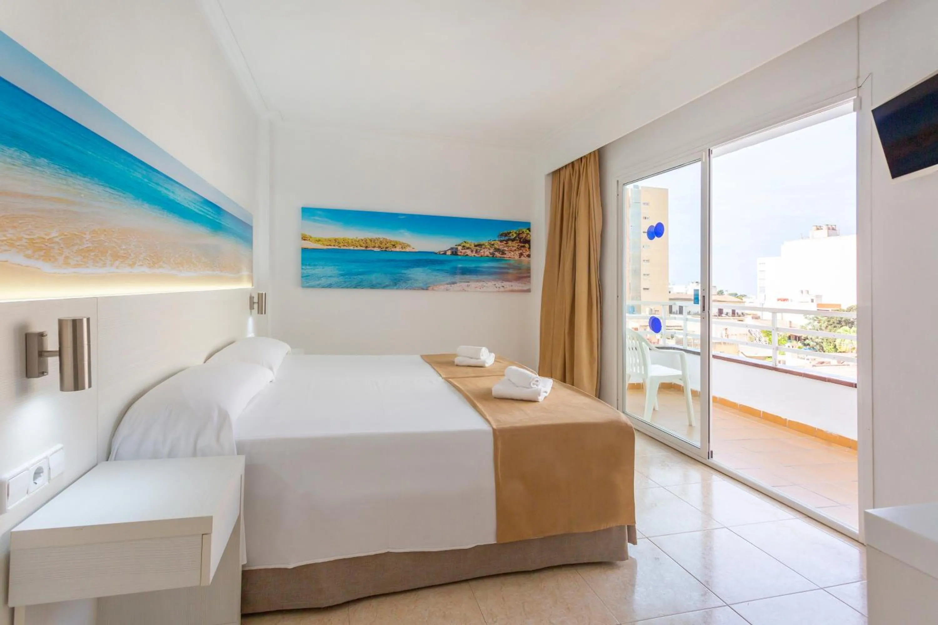 Bedroom, Bed in Hotel Kilimanjaro