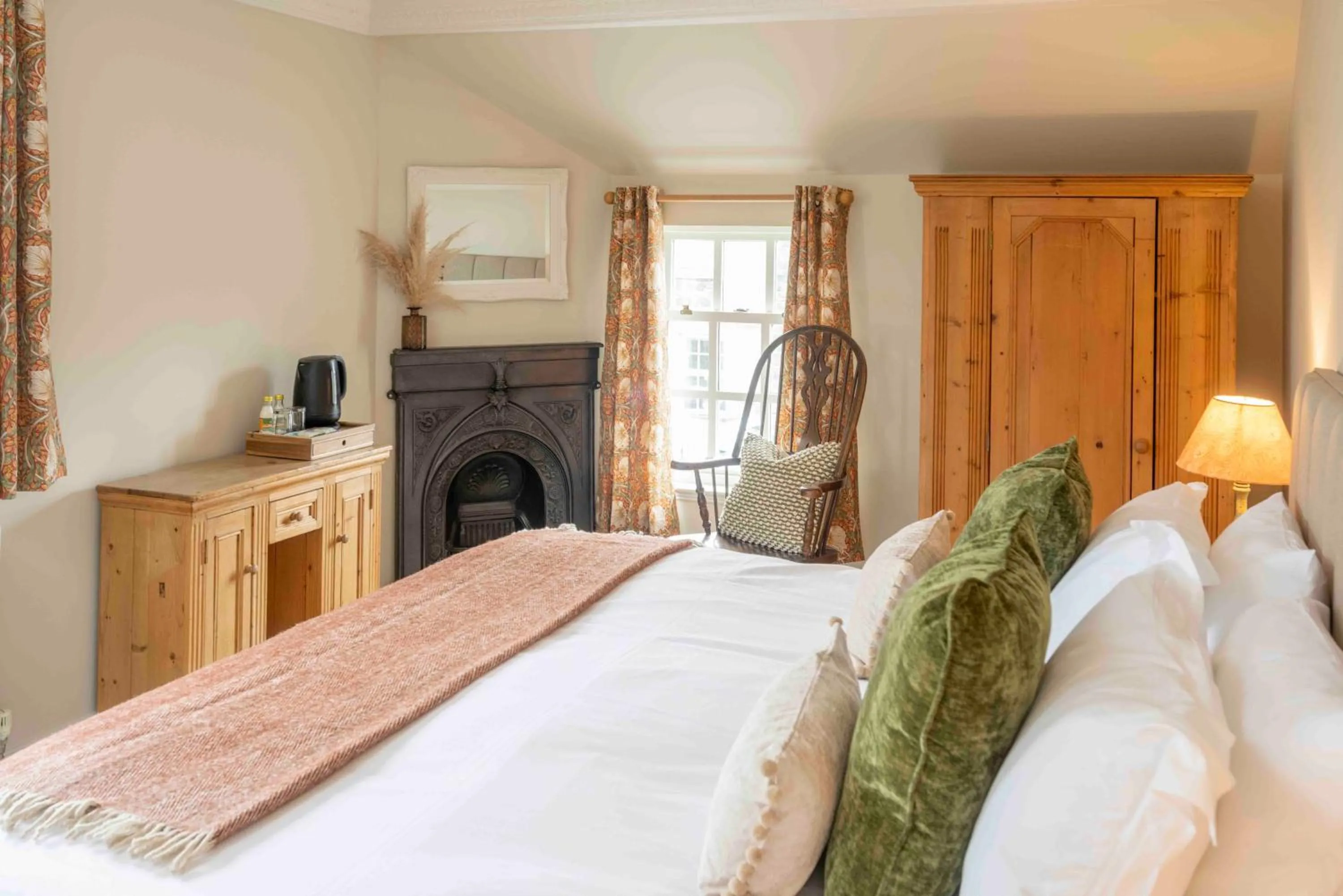 Property building, Bed in Cross Keys Inn Ettrickbridge