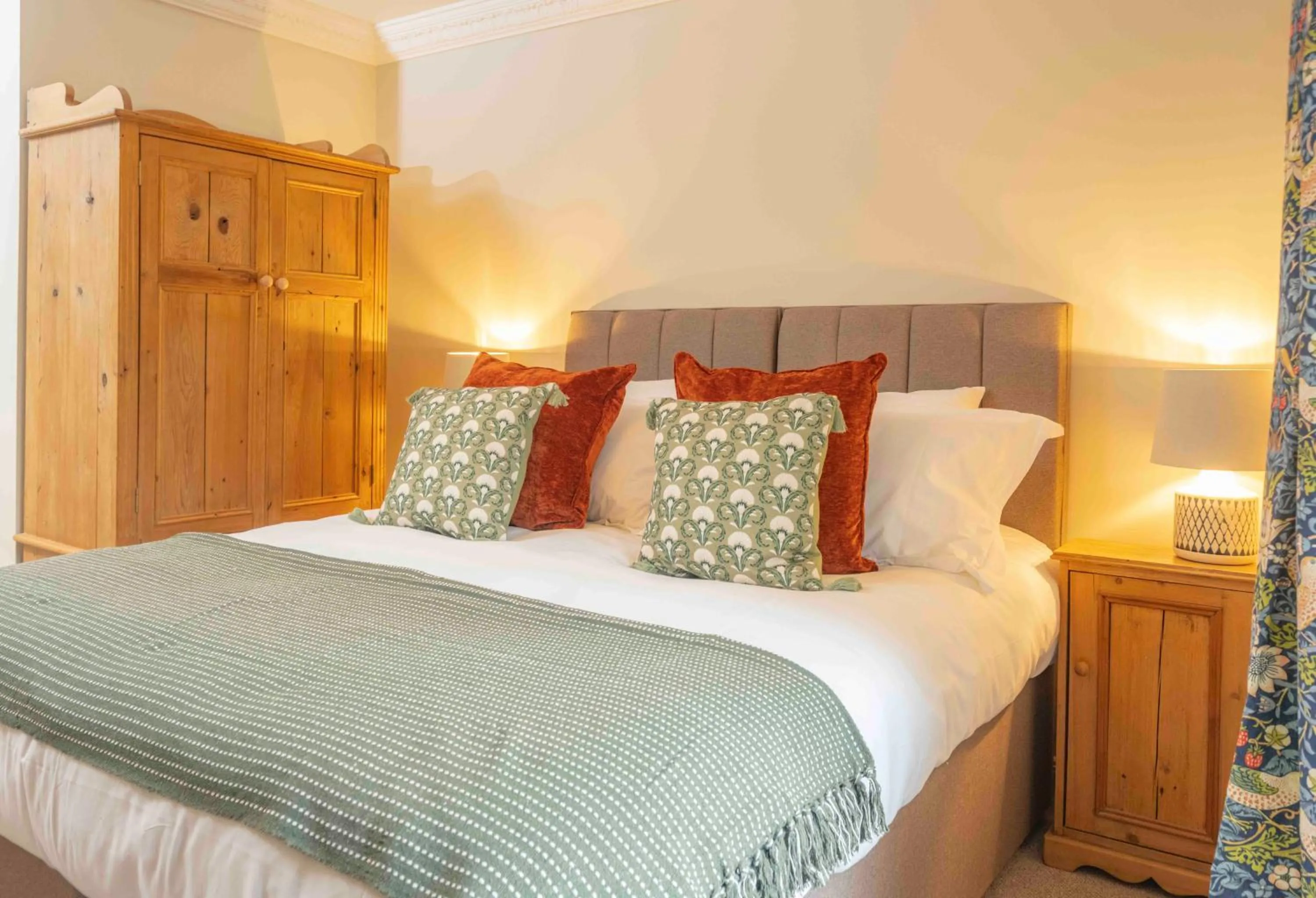 Property building, Bed in Cross Keys Inn Ettrickbridge