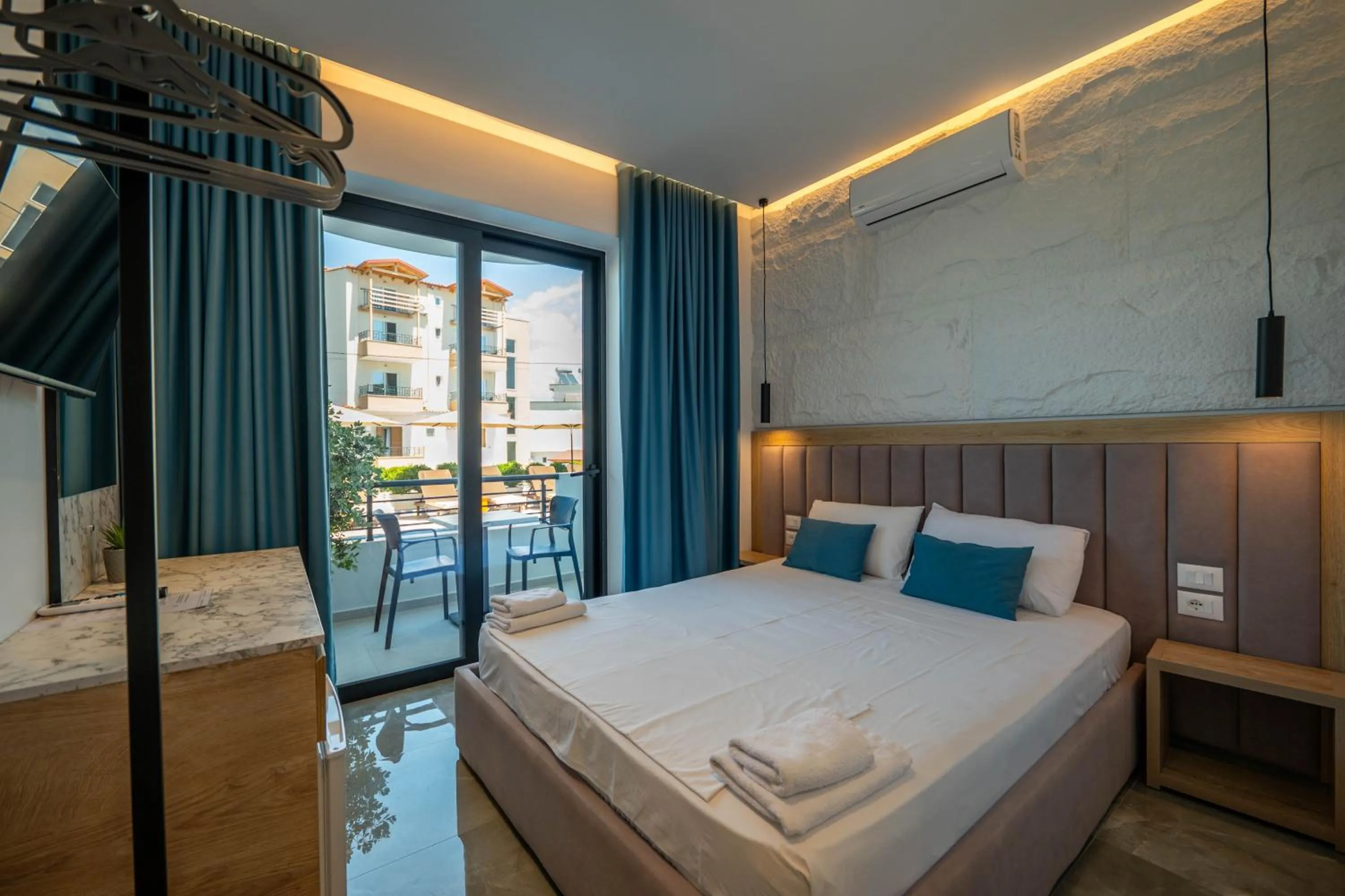 Photo of the whole room, Bed in Monel Hotel