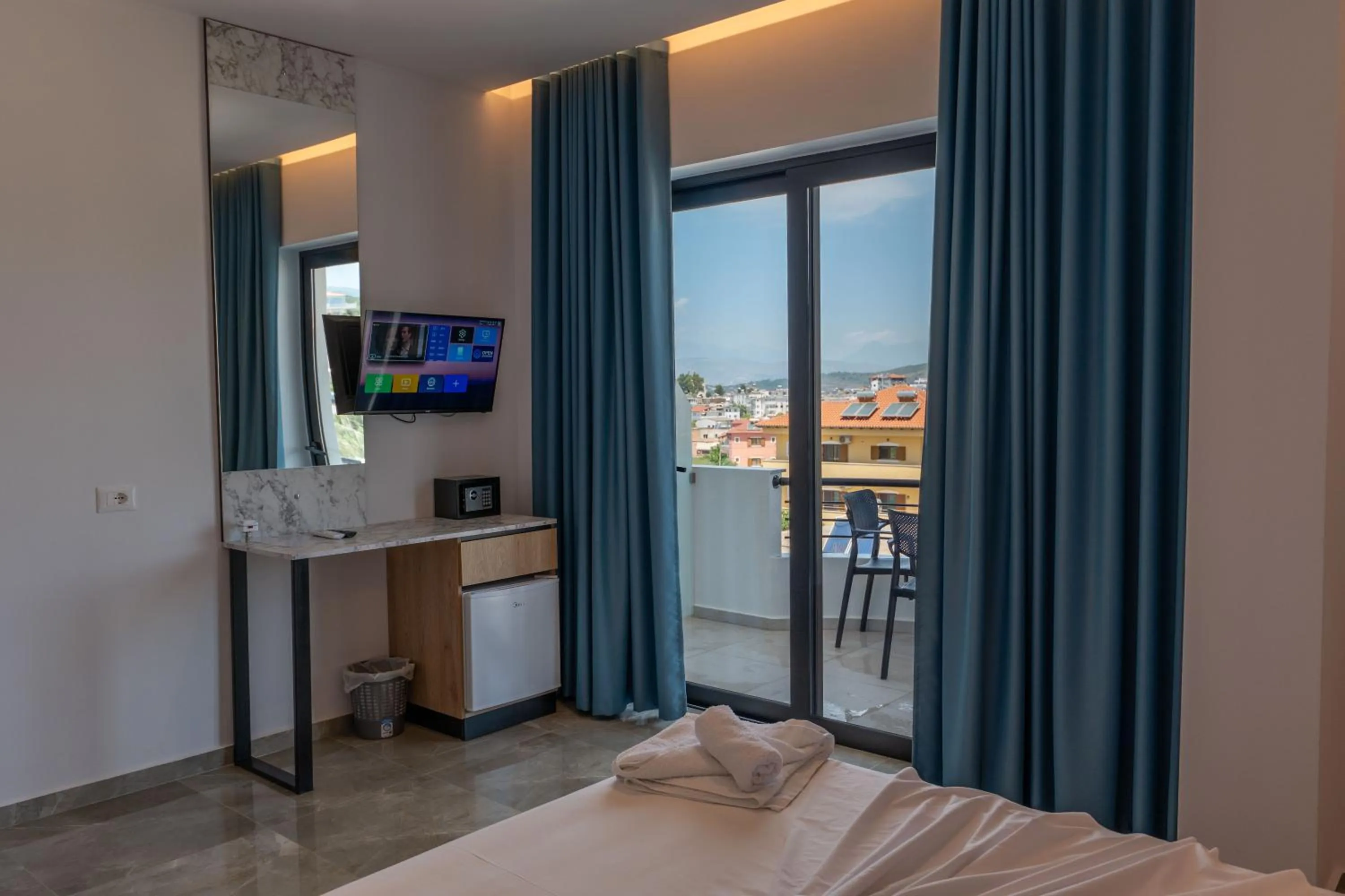 Bedroom, Bed in Monel Hotel