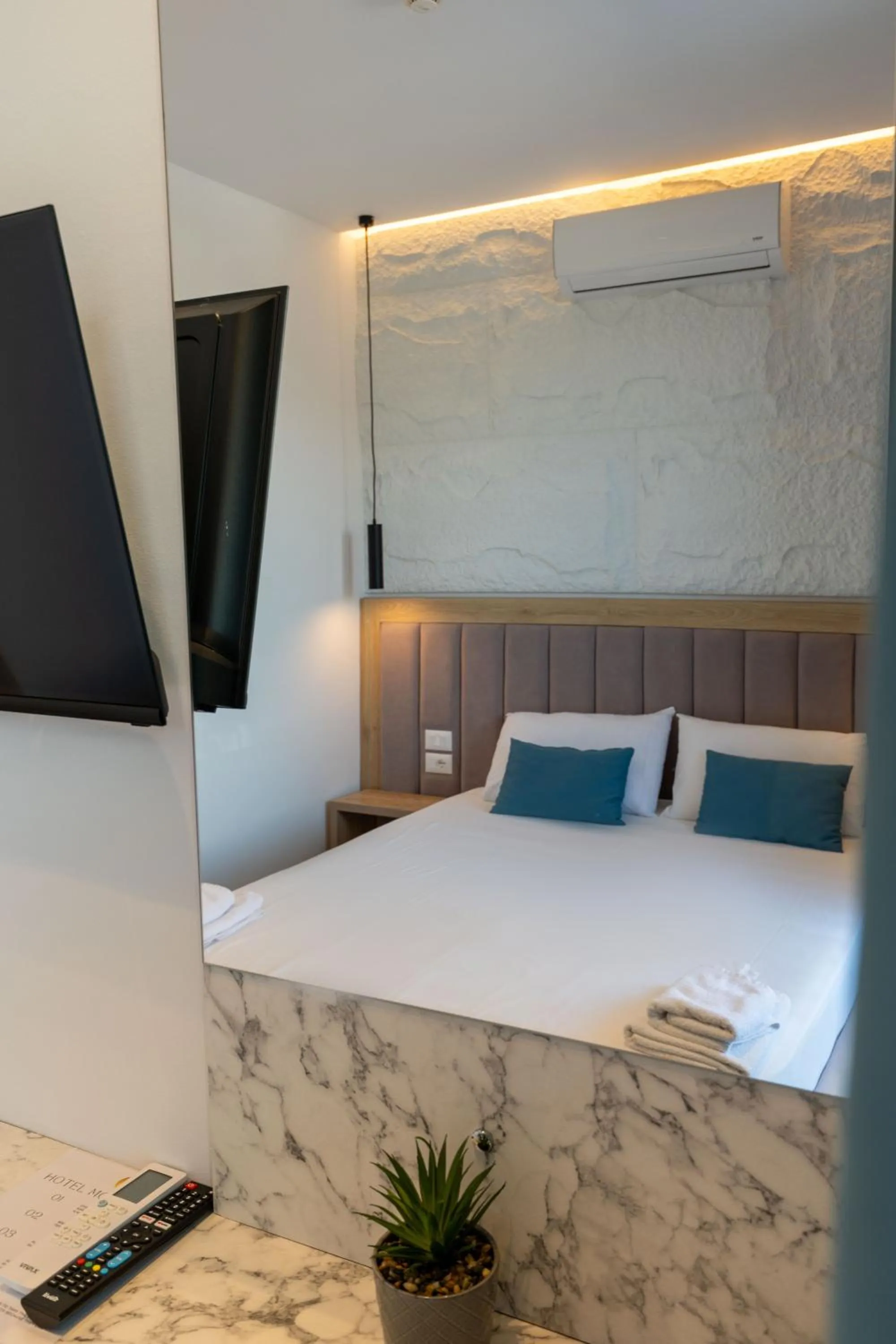 TV and multimedia, Bed in Monel Hotel