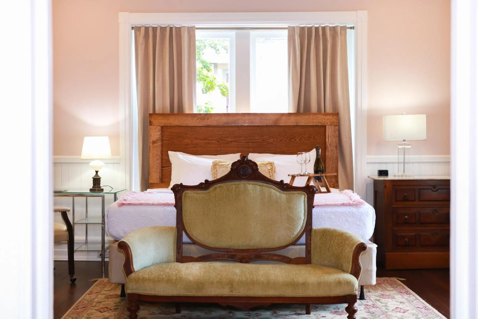 Bed in Summit Street Inns