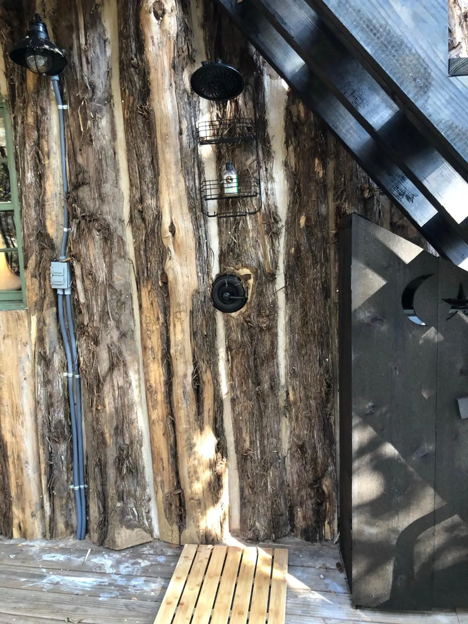 Hobbit Treehouse with waterfall on the Brazos River! 350 acres! Tubing! Petting zoo!