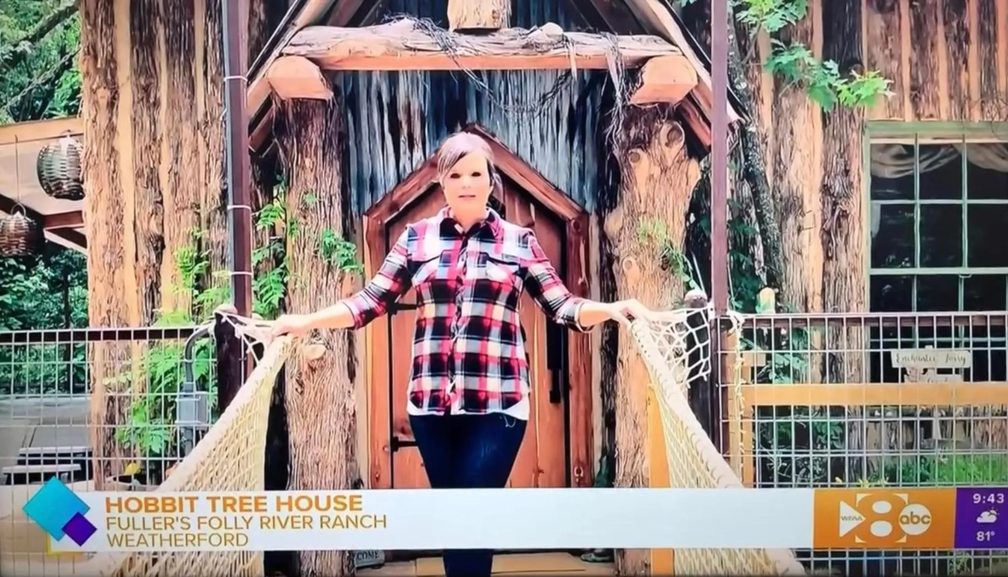 Hobbit Treehouse with waterfall on the Brazos River! 350 acres! Tubing! Petting zoo!