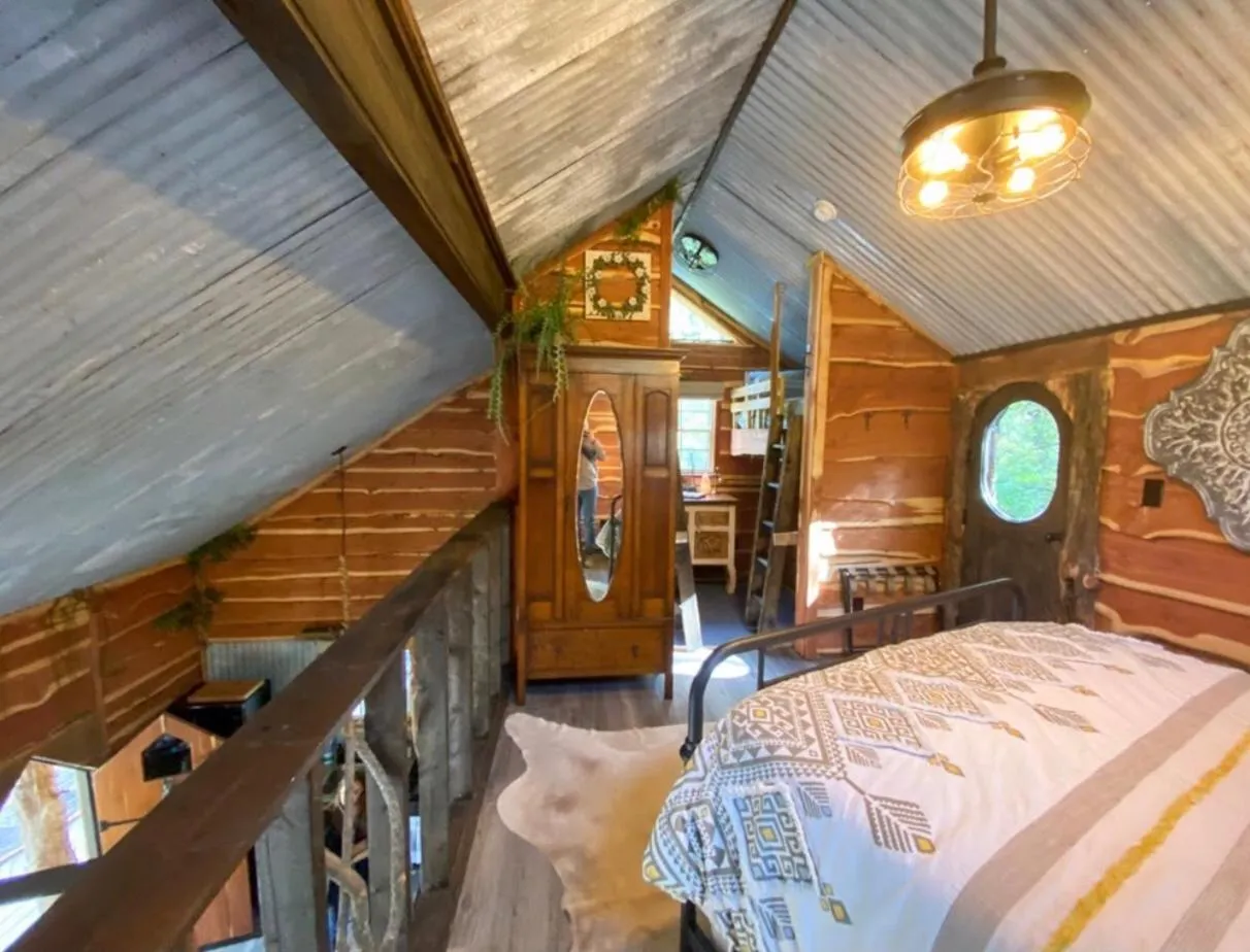 Bed in Hobbit Treehouse with waterfall on the Brazos River! 350 acres! Tubing! Petting zoo!