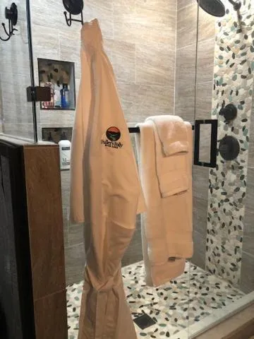 Hobbit Treehouse with waterfall on the Brazos River! 350 acres! Tubing! Petting zoo!