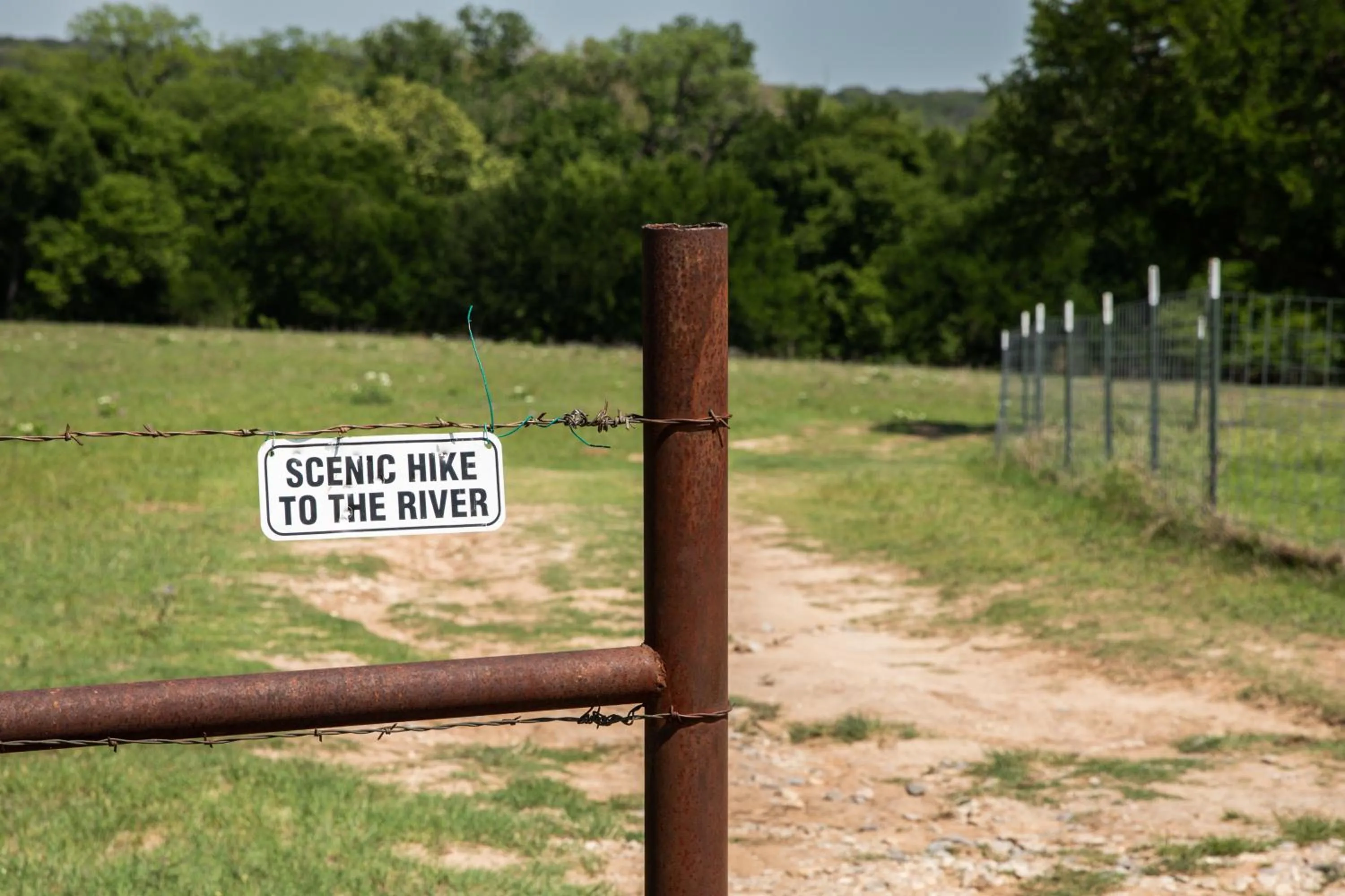 Day in "Magical Treehouse" w spiral slide off the deck 350 acres on the Brazos River! Tubing! Petting Zoo!