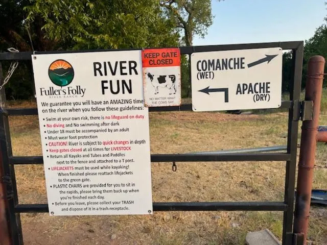 "Magical Treehouse" w spiral slide off the deck 350 acres on the Brazos River! Tubing! Petting Zoo!