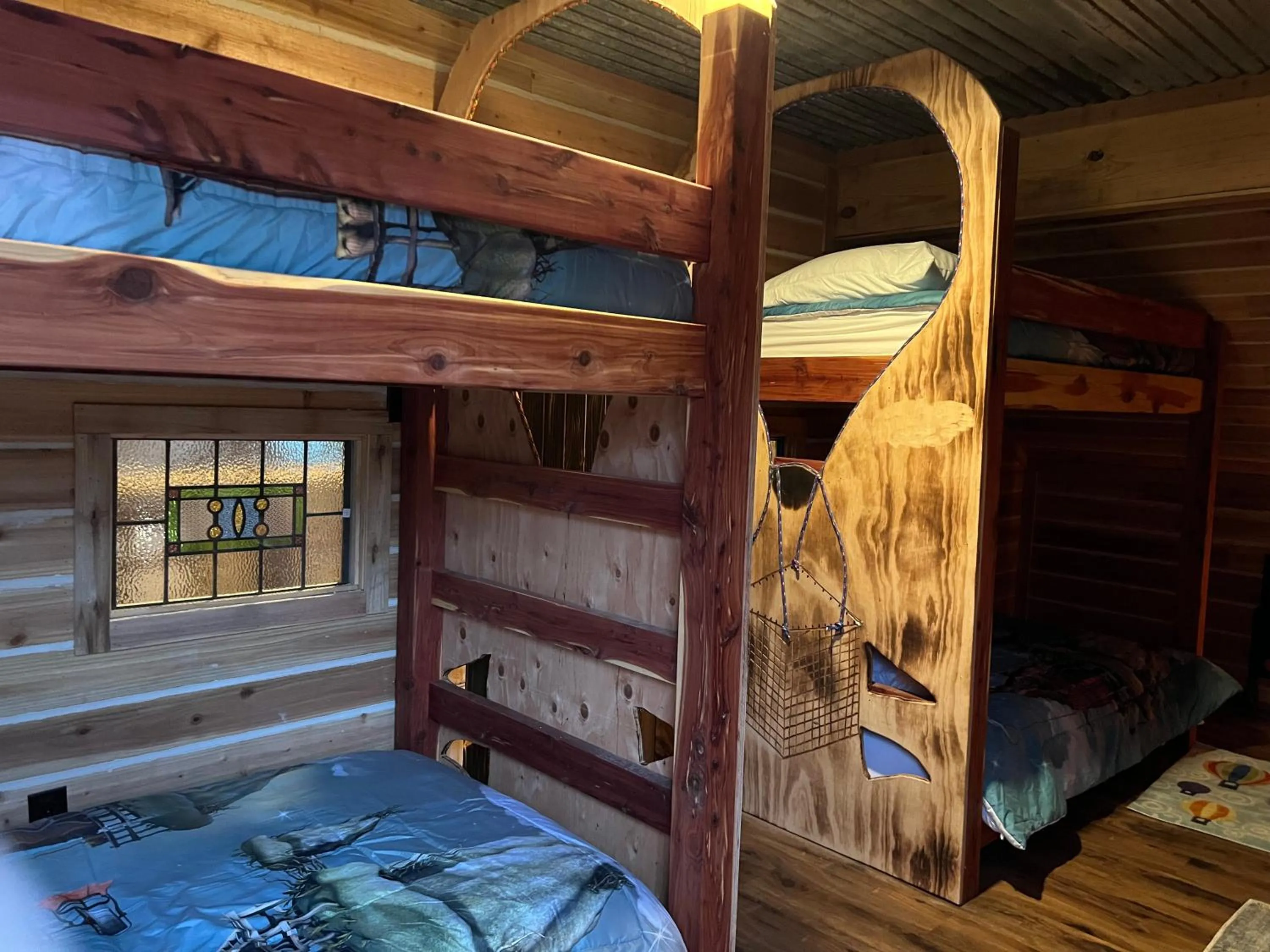 Bed in "Magical Treehouse" w spiral slide off the deck 350 acres on the Brazos River! Tubing! Petting Zoo!