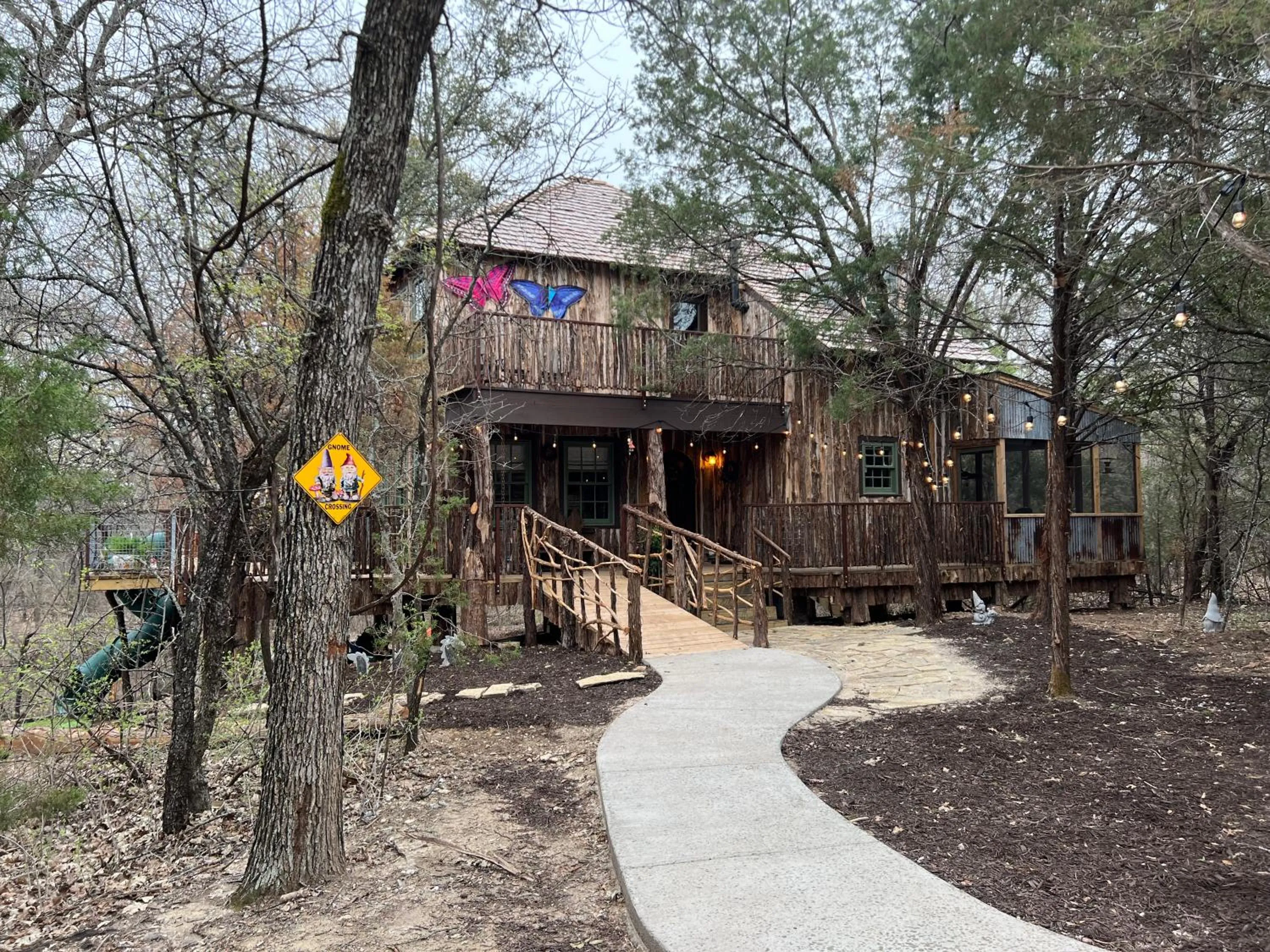 Property building in "Magical Treehouse" w spiral slide off the deck 350 acres on the Brazos River! Tubing! Petting Zoo!