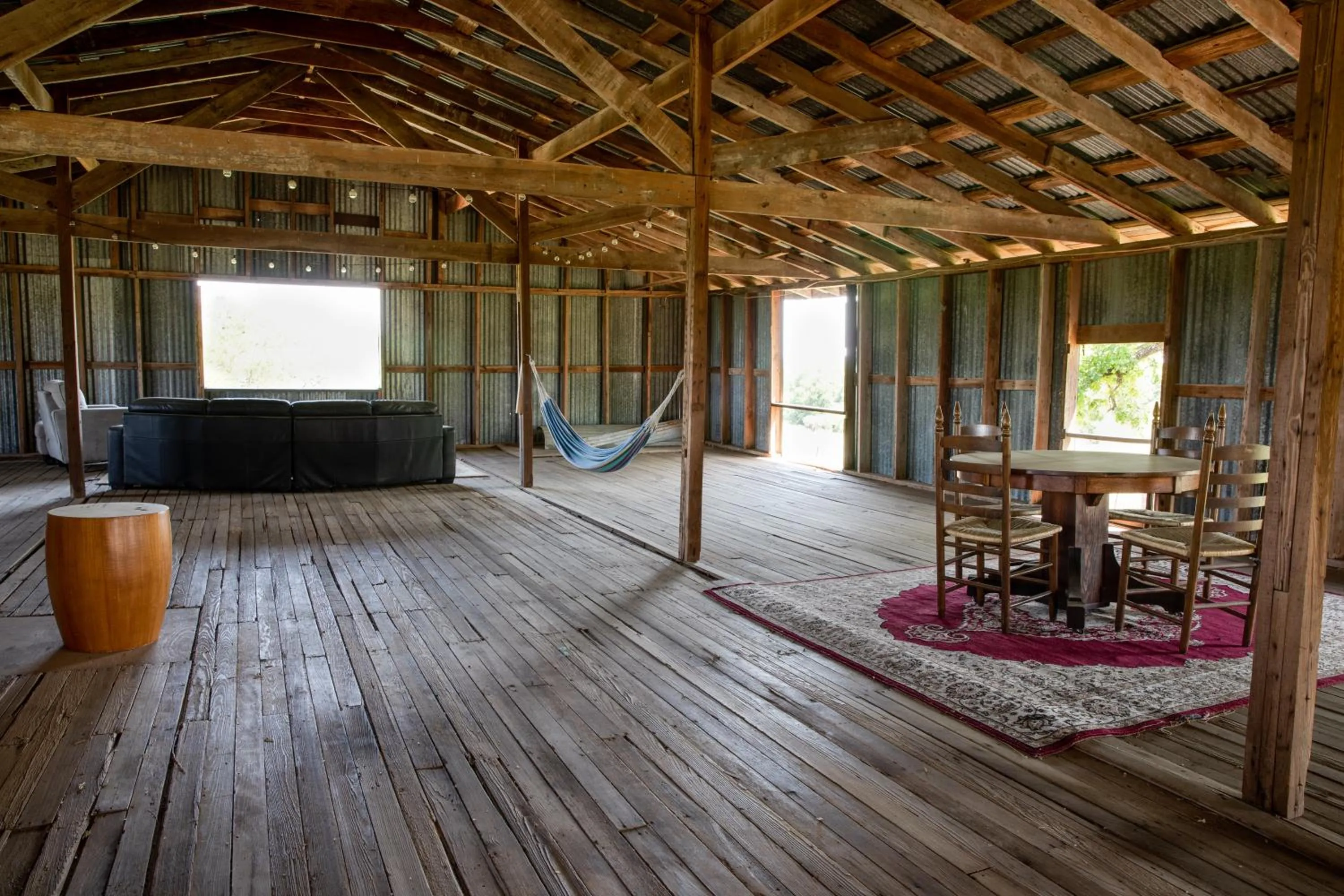 "Magical Treehouse" w spiral slide off the deck 350 acres on the Brazos River! Tubing! Petting Zoo!