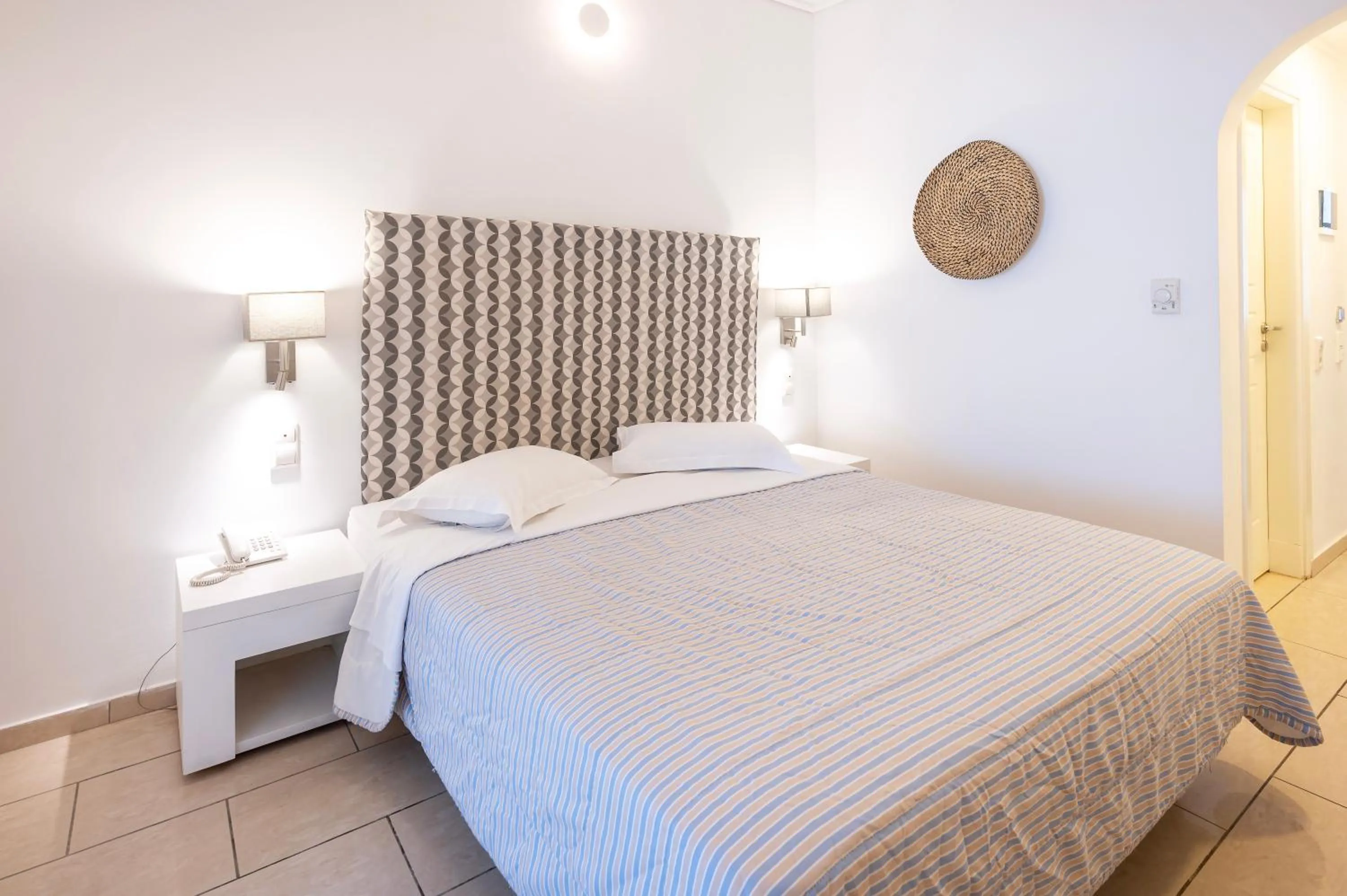 Bedroom, Bed in Orizontes Hotel Santorini