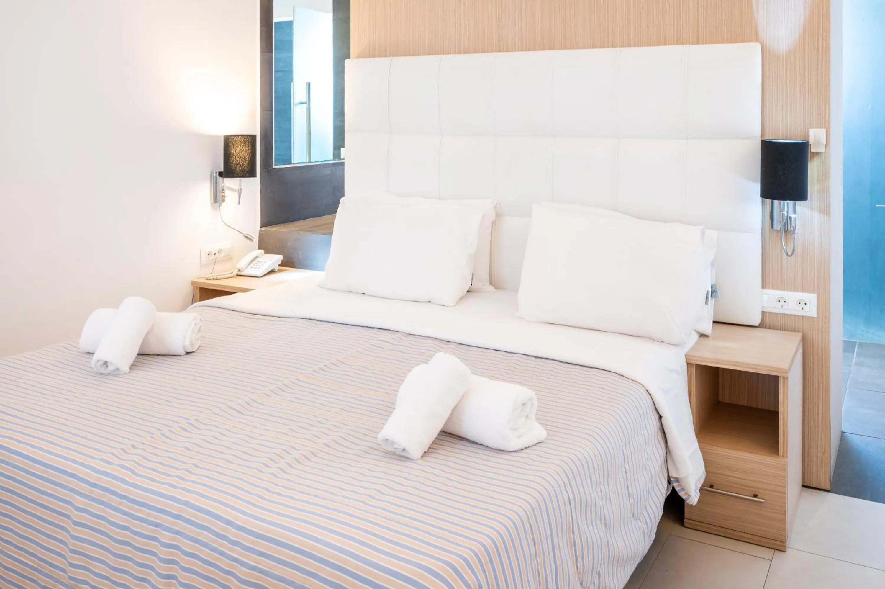 Bed in Orizontes Hotel Santorini