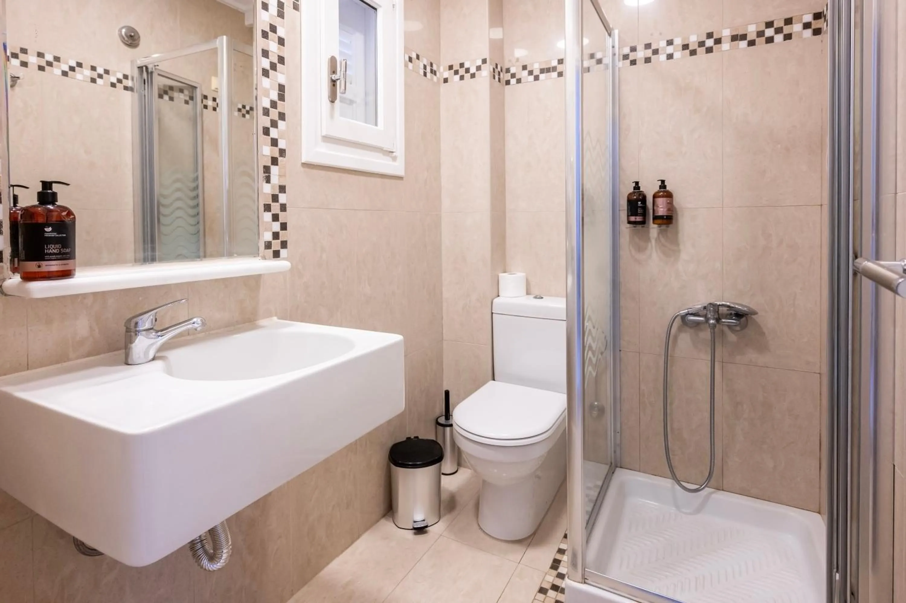 Shower in Orizontes Hotel Santorini