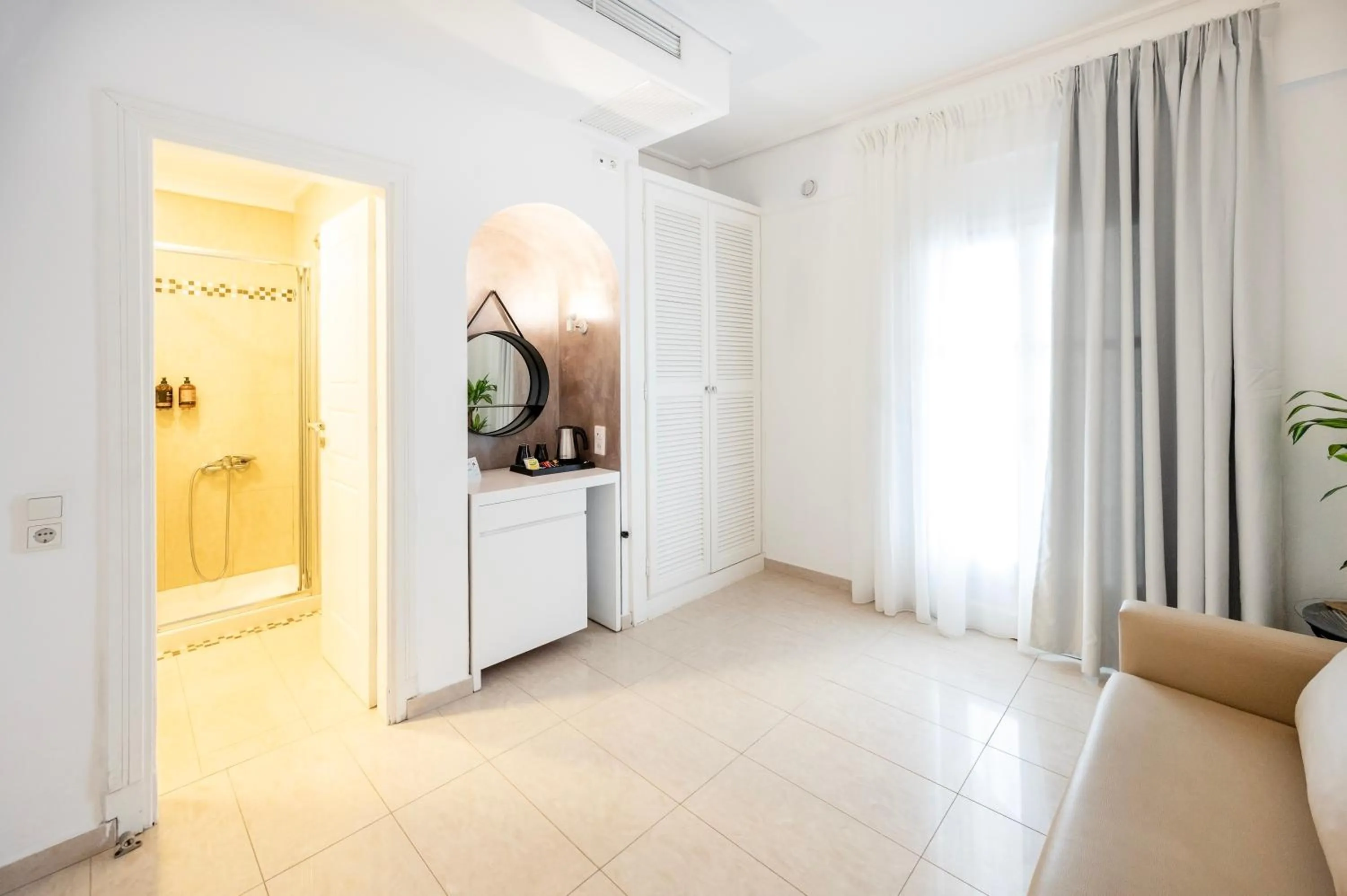 Living room in Orizontes Hotel Santorini