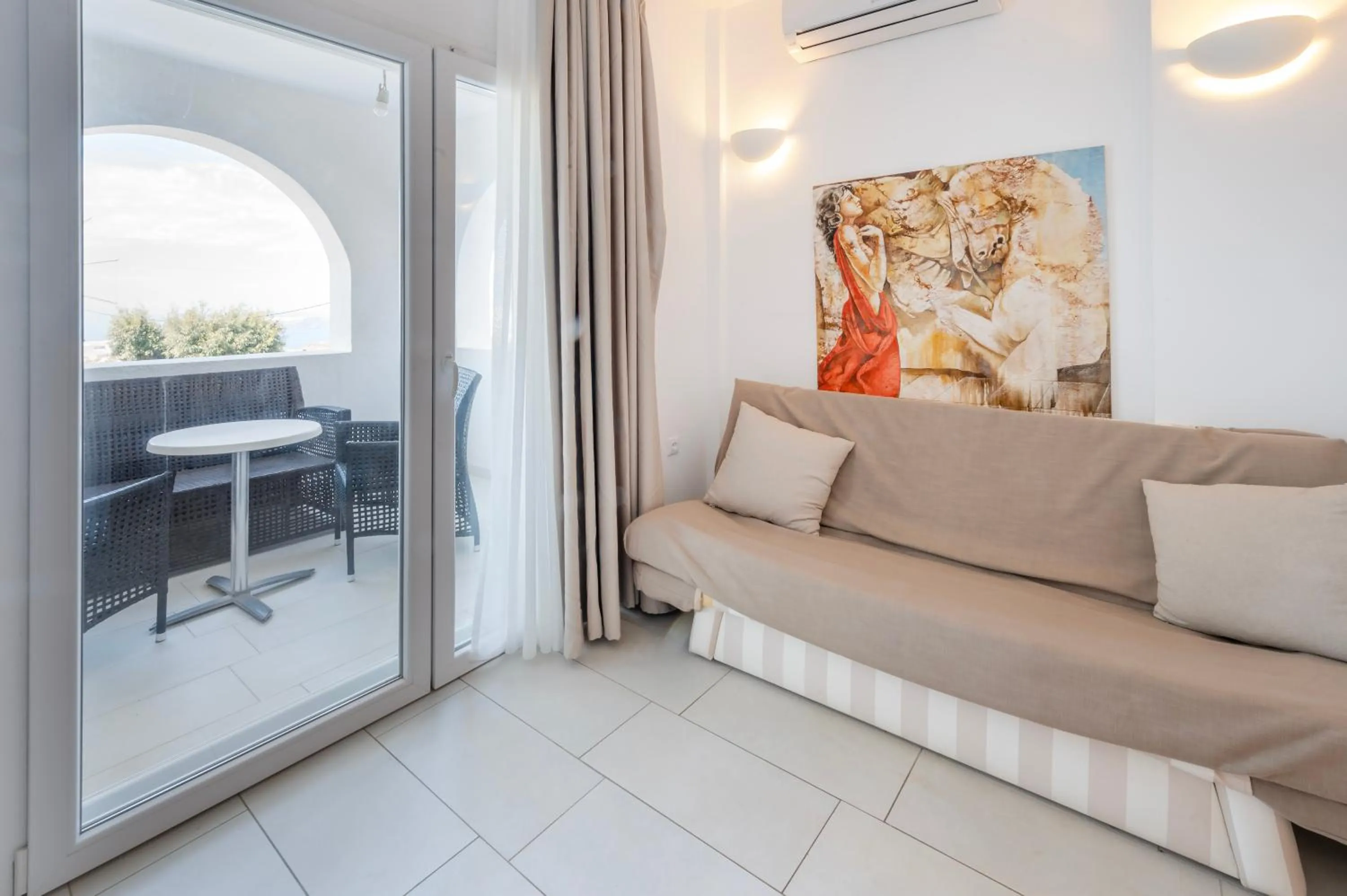 Living room in Orizontes Hotel Santorini