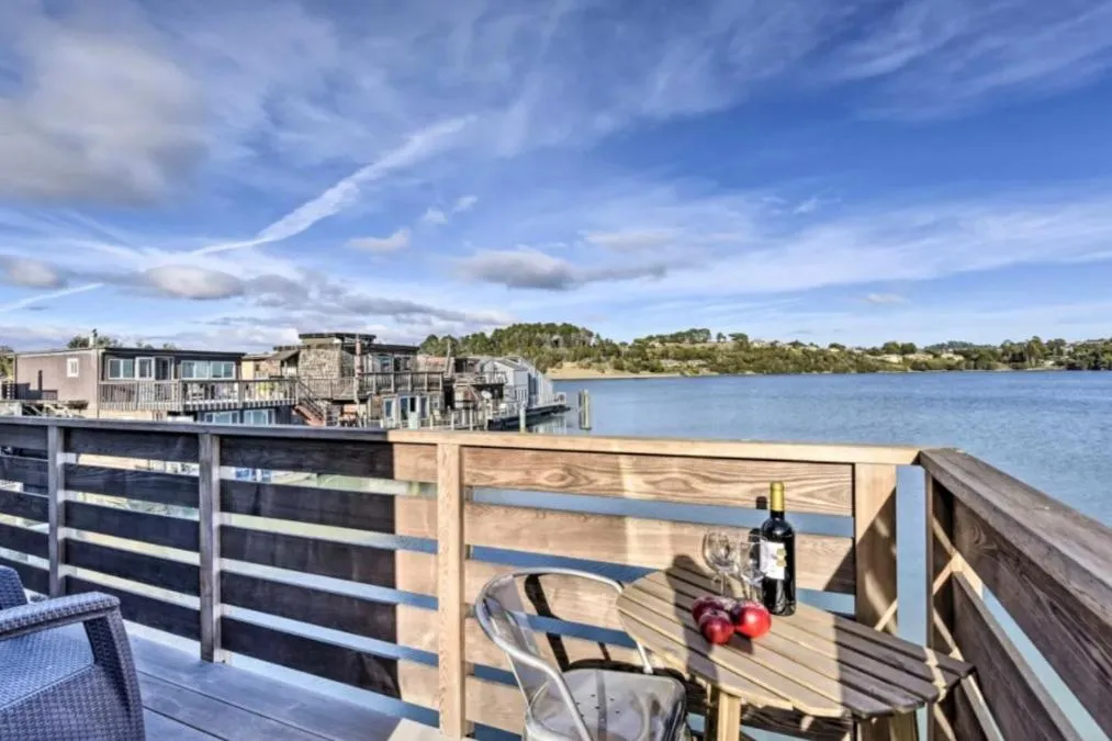 Floating Condos of Commodore 11