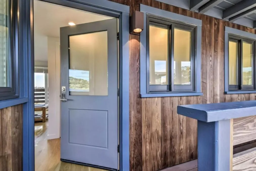 Floating Condos of Commodore 11