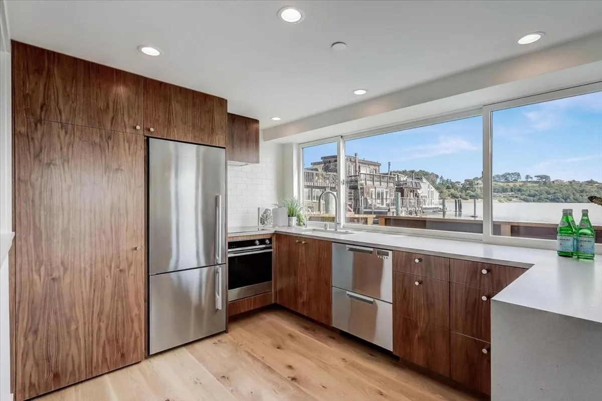 Kitchen or kitchenette in Floating Condos of Commodore 11