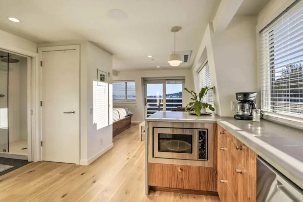 Floating Condos of Commodore 11