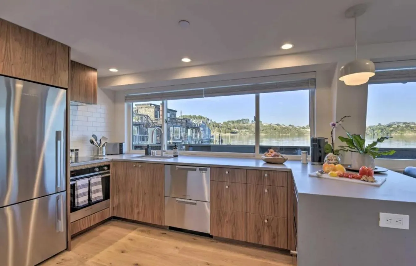 Floating Condos of Commodore 11