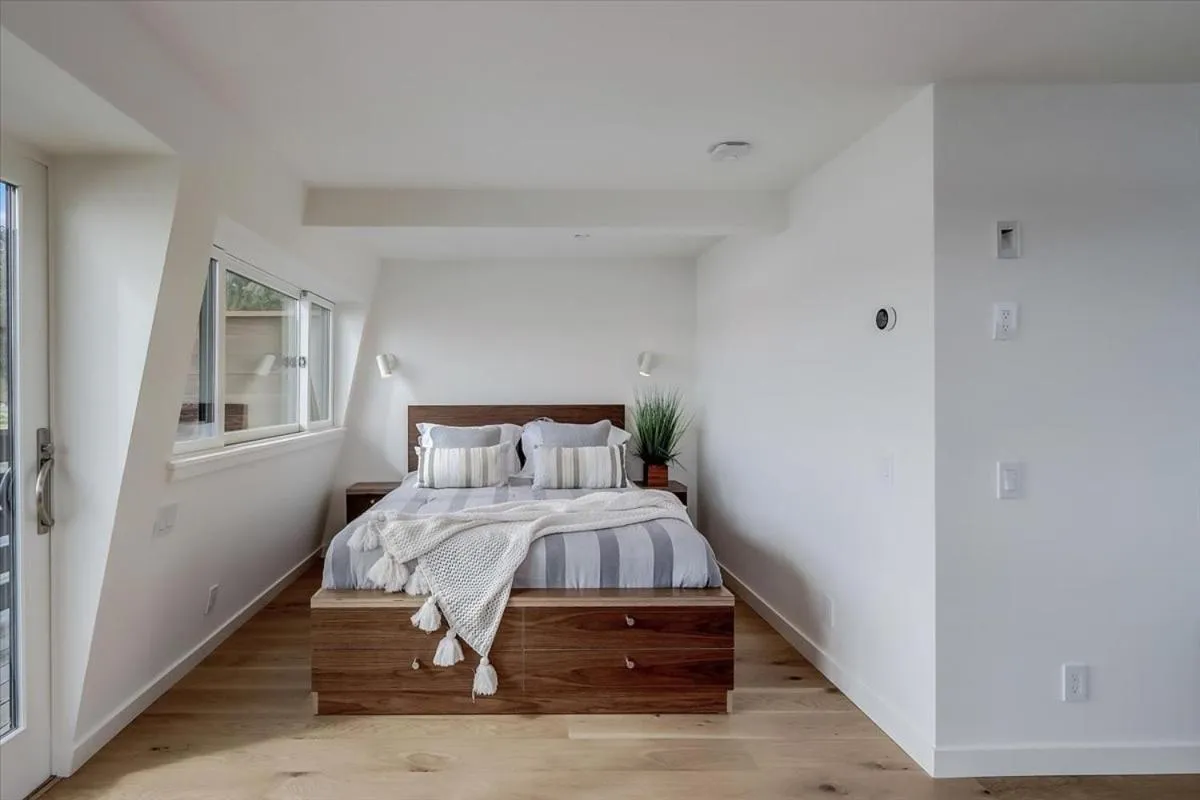 Photo of the whole room, Bed in Floating Condos of Commodore 11