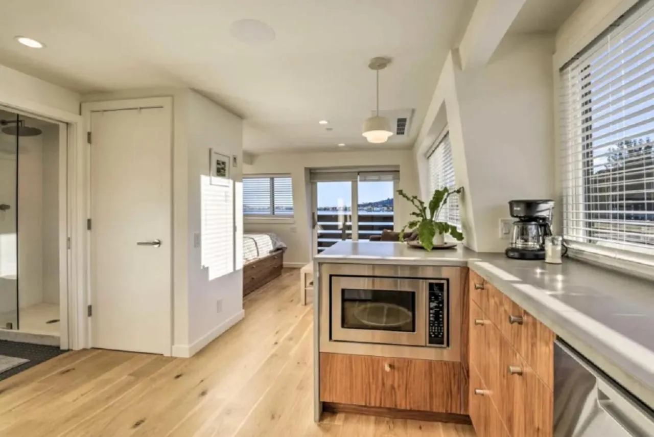 Floating Condos of Commodore 11