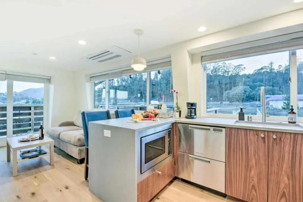 Floating Condos of Commodore 11