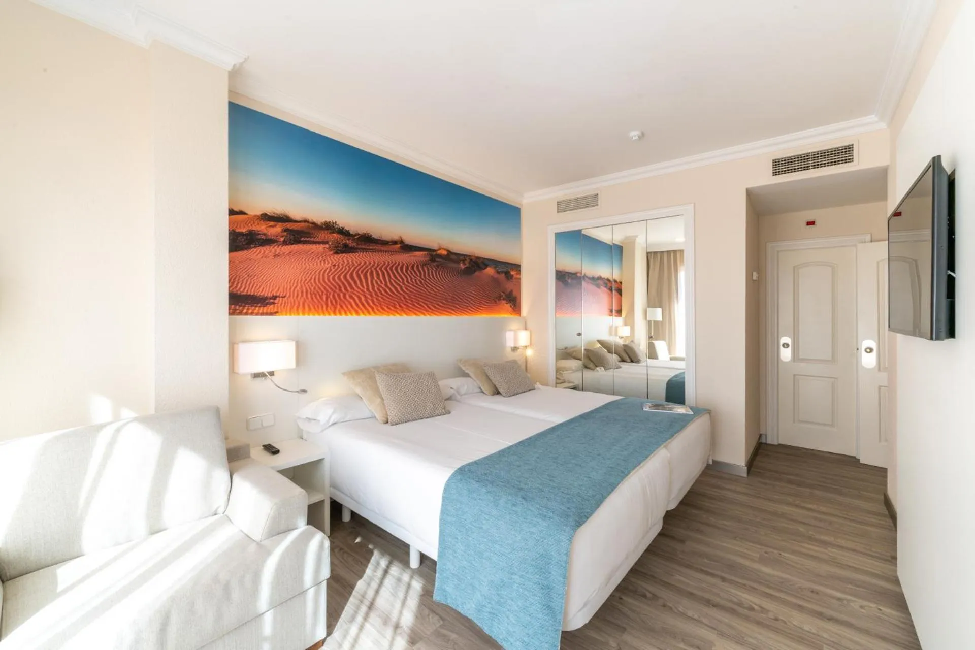 Bed in Oliva Nova Beach & Golf Hotel