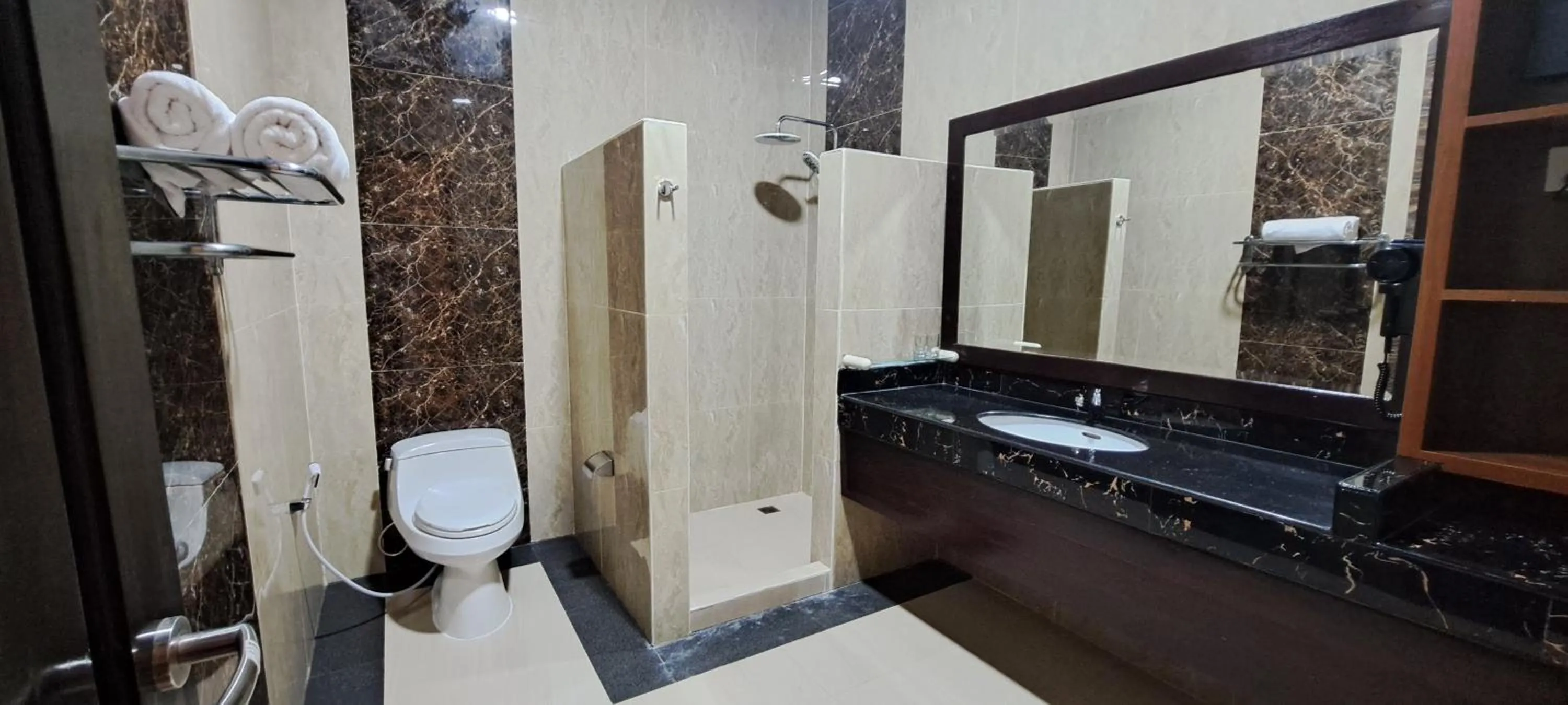 Bathroom in Gili Beachfront Suites