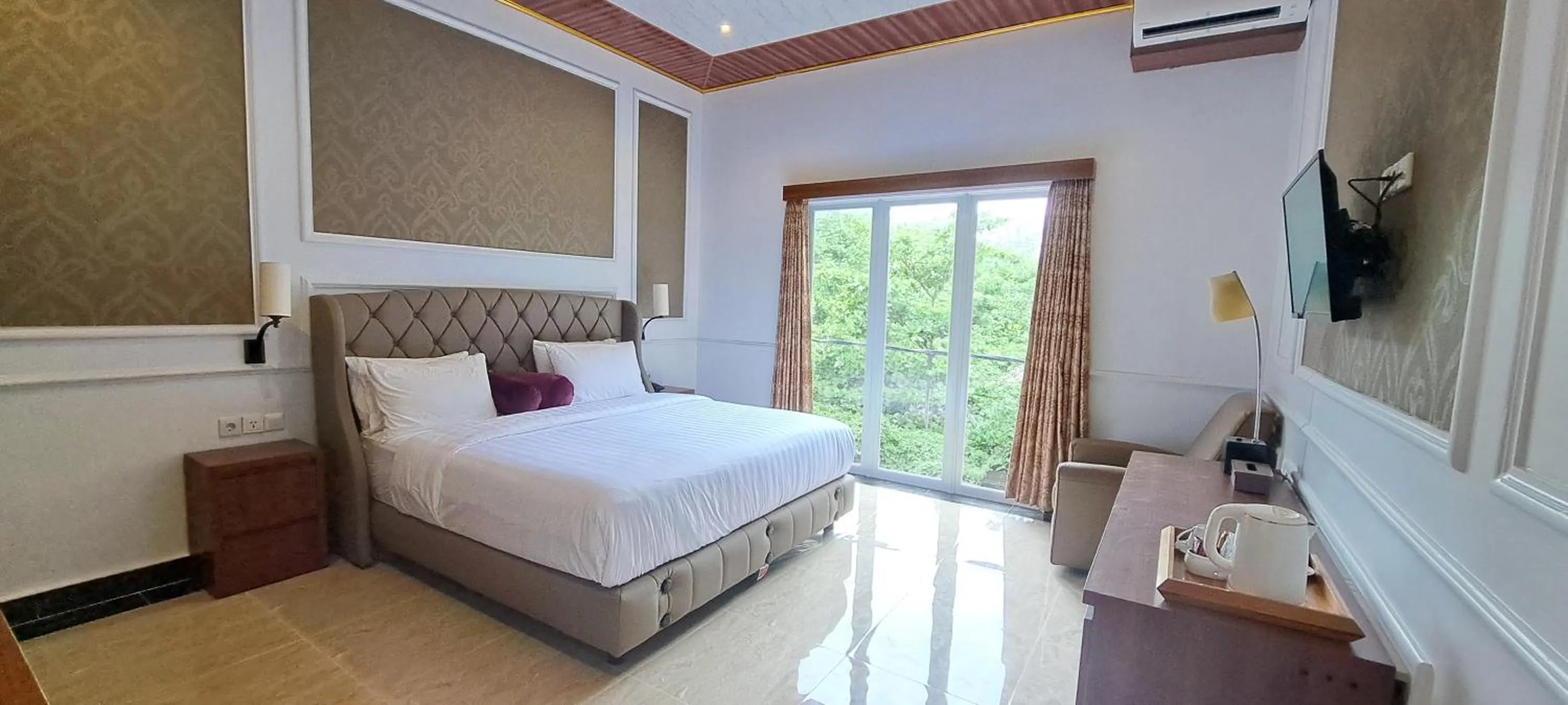 Bed in Gili Beachfront Suites