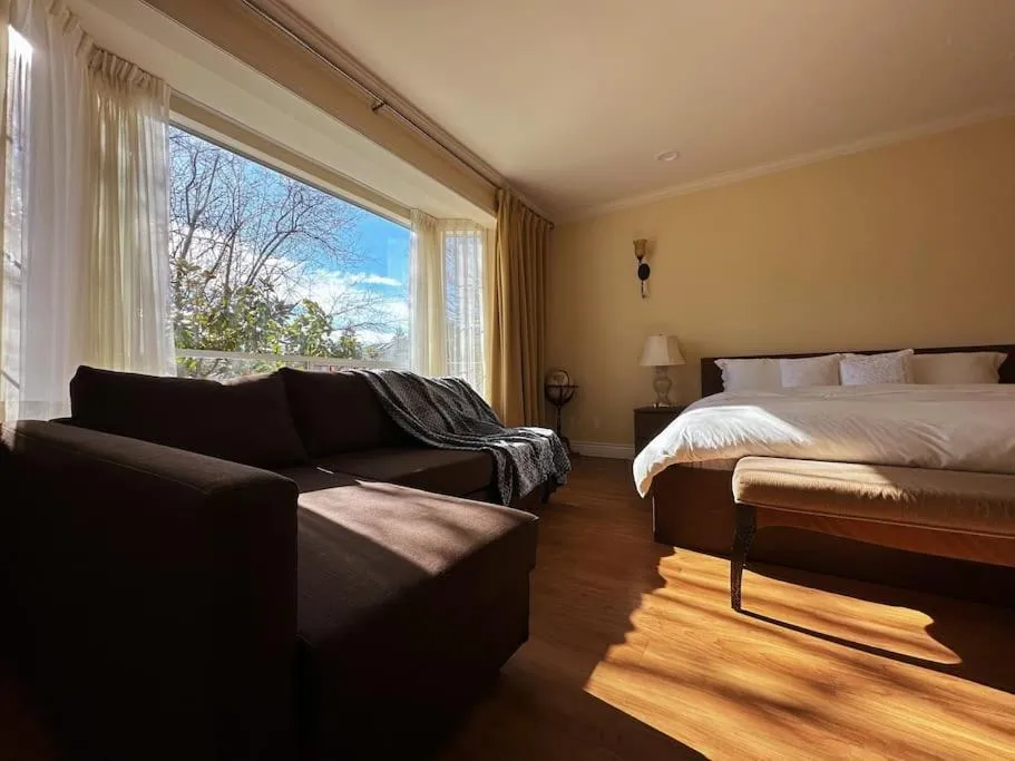 Living room, Bed in Super Cosy 8Bed & 6Bath in Vancouver heart near to airport and DownTown