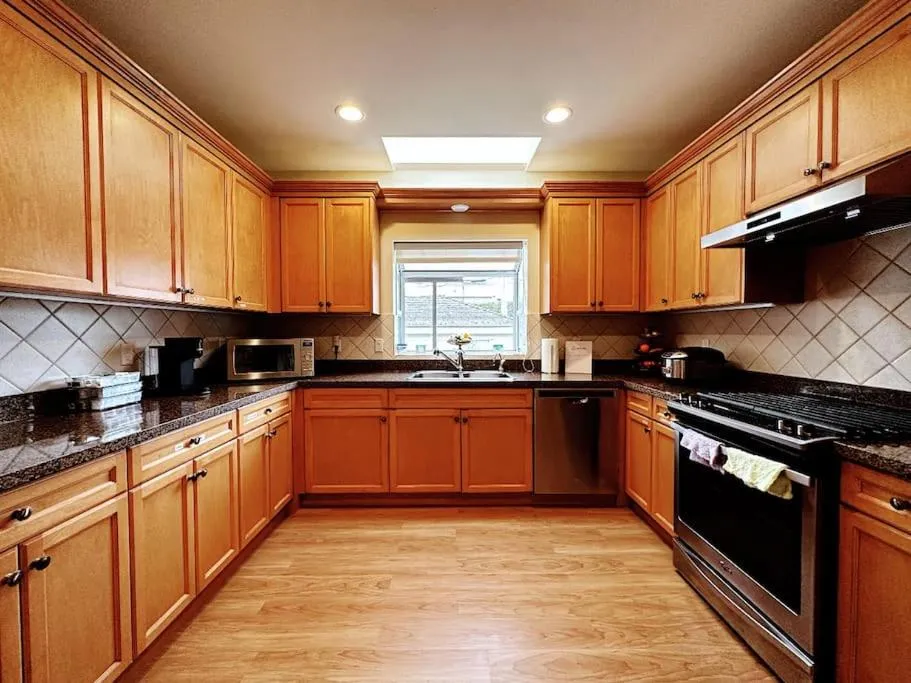dishwasher in Super Cosy 8Bed & 6Bath in Vancouver heart near to airport and DownTown