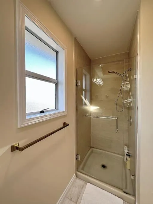 Shower in Super Cosy 8Bed & 6Bath in Vancouver heart near to airport and DownTown