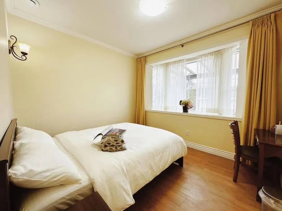Bed in Super Cosy 8Bed & 6Bath in Vancouver heart near to airport and DownTown
