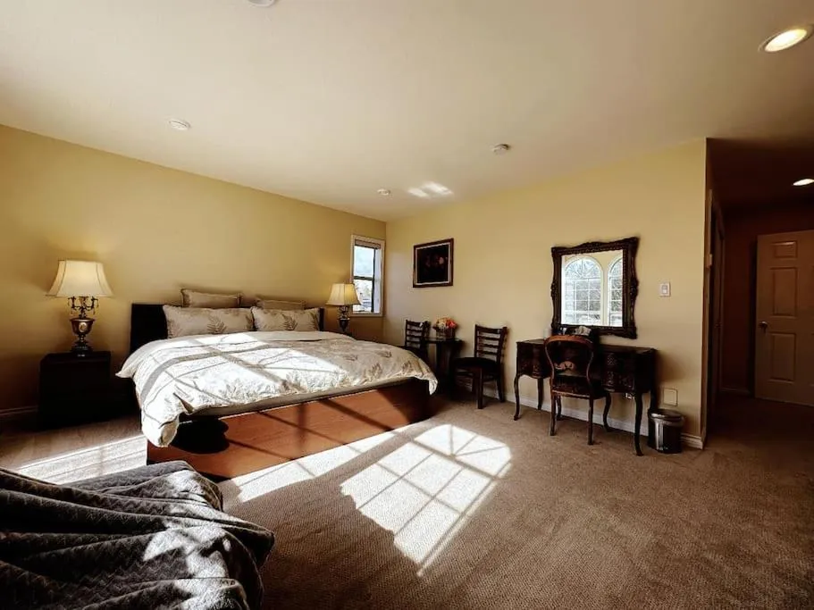 Bed in Super Cosy 8Bed & 6Bath in Vancouver heart near to airport and DownTown