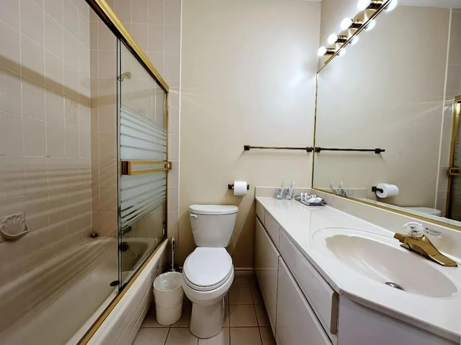 Shower in Super Cosy 8Bed & 6Bath in Vancouver heart near to airport and DownTown