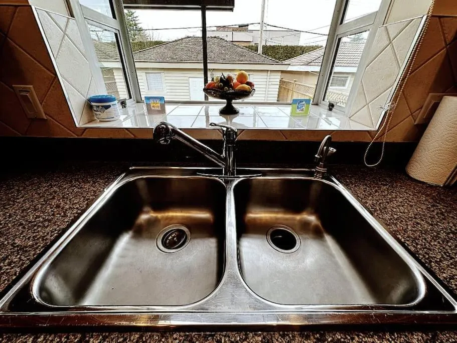 Kitchen or kitchenette in Super Cosy 8Bed & 6Bath in Vancouver heart near to airport and DownTown