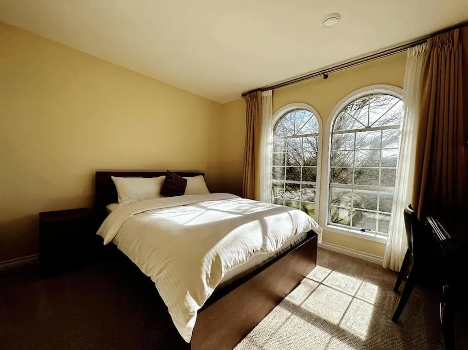 Bed in Super Cosy 8Bed & 6Bath in Vancouver heart near to airport and DownTown