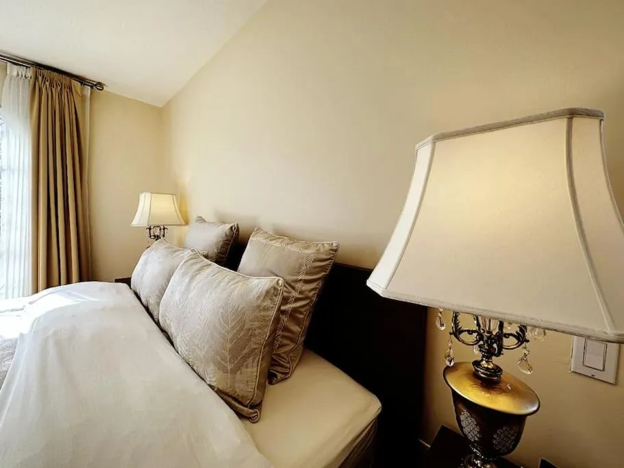 Bed in Super Cosy 8Bed & 6Bath in Vancouver heart near to airport and DownTown