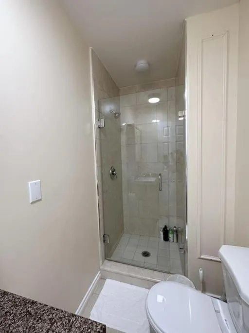 Shower in Super Cosy 8Bed & 6Bath in Vancouver heart near to airport and DownTown