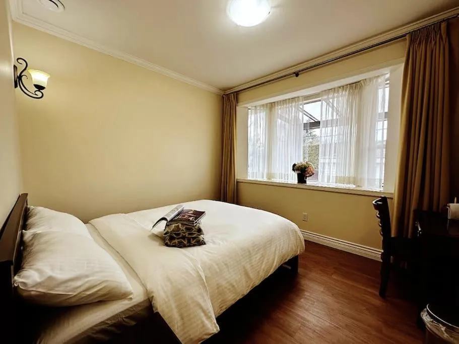 Bed in Super Cosy 8Bed & 6Bath in Vancouver heart near to airport and DownTown