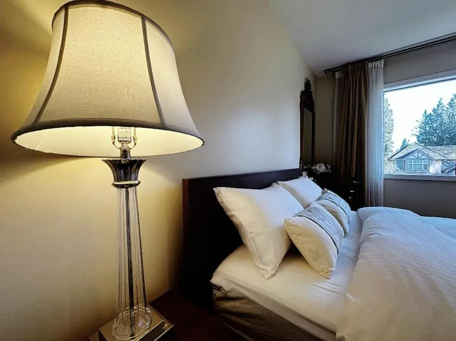 Bed in Super Cosy 8Bed & 6Bath in Vancouver heart near to airport and DownTown