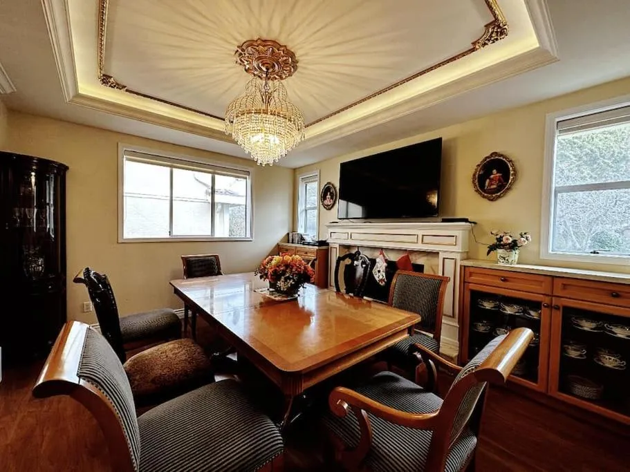 Communal lounge/ TV room in Super Cosy 8Bed & 6Bath in Vancouver heart near to airport and DownTown