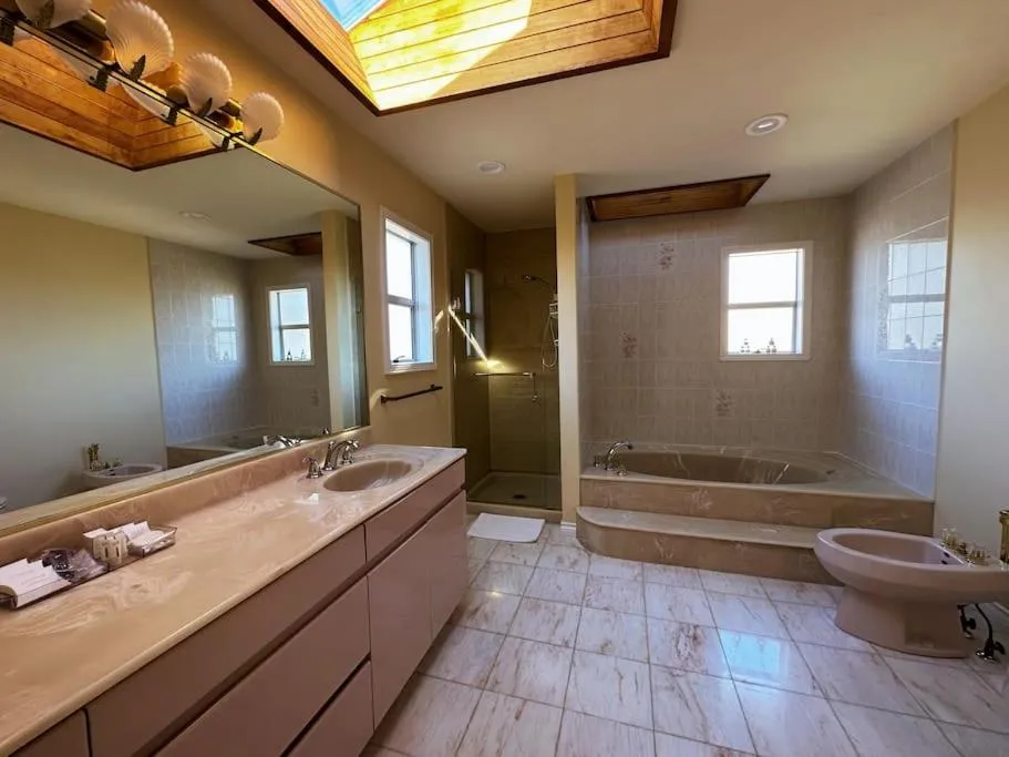 Shower in Super Cosy 8Bed & 6Bath in Vancouver heart near to airport and DownTown