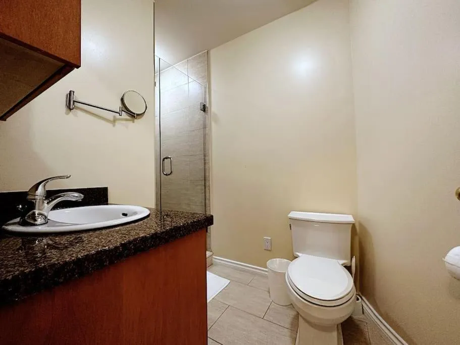 Shower in Super Cosy 8Bed & 6Bath in Vancouver heart near to airport and DownTown