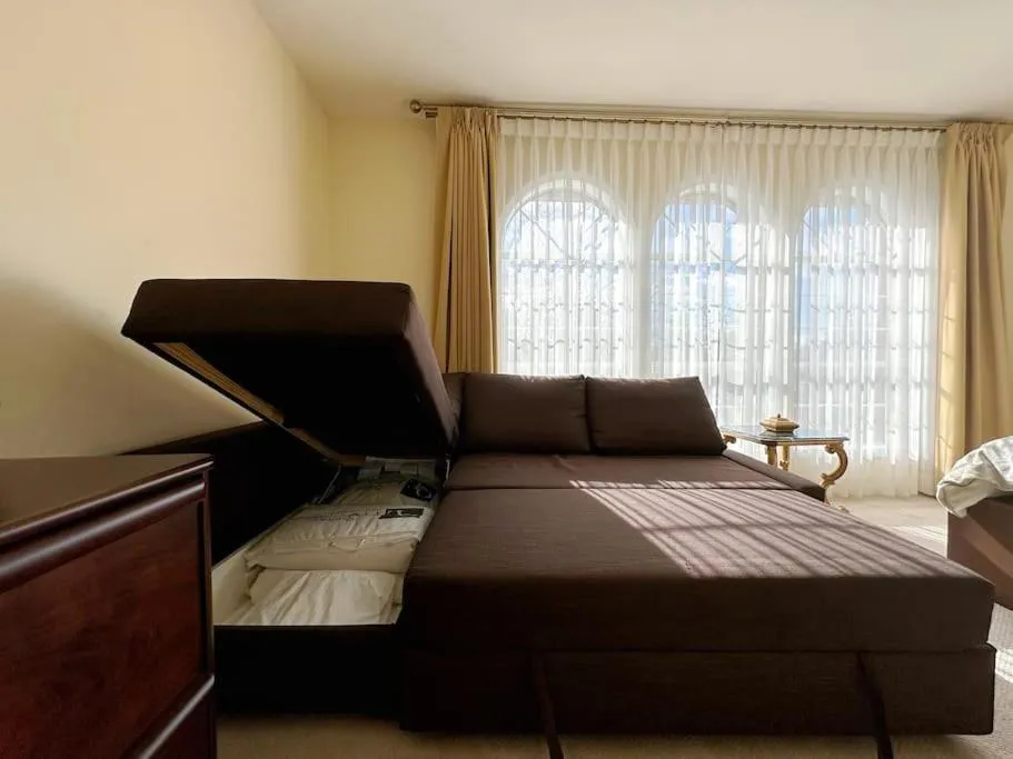 Bed in Super Cosy 8Bed & 6Bath in Vancouver heart near to airport and DownTown